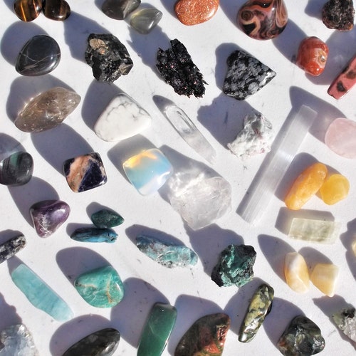 50 Healing Crystal Set - Chakra Stone Starter Kit Reiki Pagan Wiccan Spiritual Altars Crystal Grid Rough Stones Tumbled Polished Gemstones