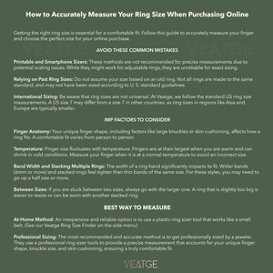 Pu&ograve; includere: Un grafico informativo su sfondo verde oliva scuro con testo bianco intitolato How to Accurately Measure Your Ring Size When Purchasing Online. Dettaglia errori comuni, fattori come l'anatomia del dito e la temperatura, e metodi di misurazione.