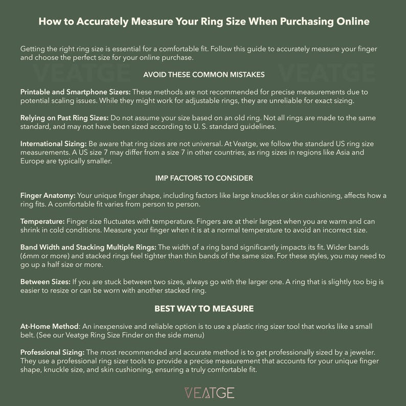 Pu&ograve; includere: Un grafico informativo su sfondo verde oliva scuro con testo bianco intitolato How to Accurately Measure Your Ring Size When Purchasing Online. Dettaglia errori comuni, fattori come l'anatomia del dito e la temperatura, e metodi di misurazione.