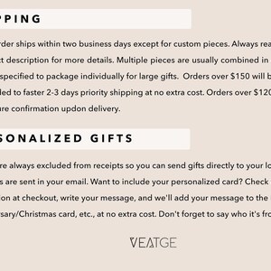 Pu&ograve; includere: Un grafico informativo beige con testo nero che presenta le intestazioni SHIPPING e PERSONALIZED GIFTS. Il testo fornisce dettagli sull'elaborazione degli ordini, sui tempi di spedizione, sulle ricevute regalo e sulle opzioni di biglietti personalizzati, terminando con il marchio VEATGE.