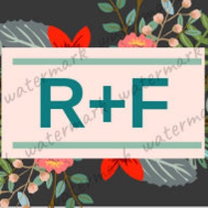 Puede incluir: Un letrero rectangular de color turquesa y blanco con el texto "R+F" en una fuente turquesa en negrita.