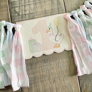 Banner per seggiolone ricamato One Silly Goose / vintage coquette shabby chic cottage core / tessuto a quadretti strappati / rosa pastello salvia blu