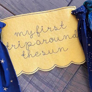 Striscione per seggiolone in tessuto ricamato con tema "Il mio primo viaggio intorno al sole" giallo arancione blu navy / Festa del primo compleanno / compleanno spaziale per bambini