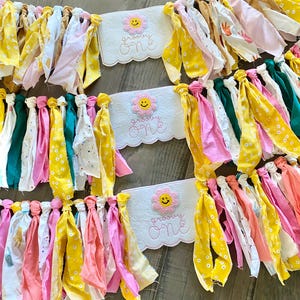 Striscione per seggiolone in tessuto ricamato Groovy One / Festa del primo compleanno / Sorriso di Daisy felice / rosa giallo verde acqua corallo