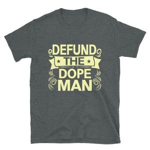 Peut inclure: Un t-shirt gris fonc&eacute; chin&eacute; avec le texte "DEFUND THE DOPE MAN" en jaune clair.