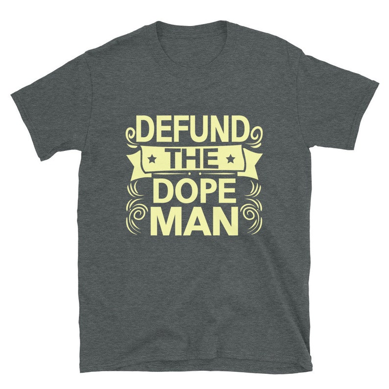 Peut inclure: Un t-shirt gris fonc&eacute; chin&eacute; avec le texte "DEFUND THE DOPE MAN" en jaune clair.