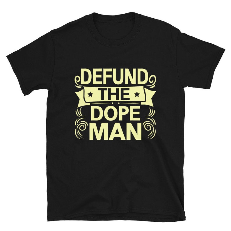 Peut inclure: T-shirt noir avec le texte "DEFUND THE DOPE MAN" en jaune.