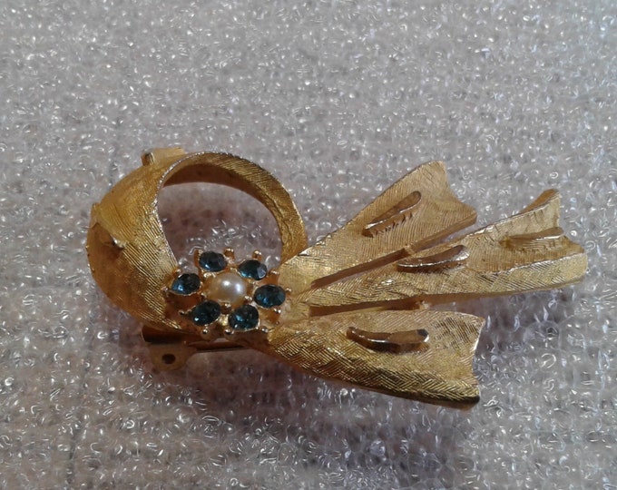 Midcentury Textured Goldtone Single Loop Bow Spray Brooch with Blue Rhinestones and Faux Pearl