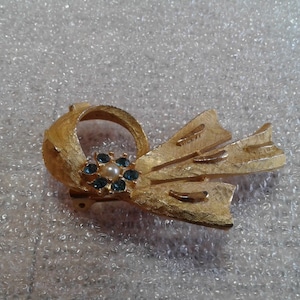Midcentury Textured Goldtone Single Loop Bow Spray Brooch with Blue Rhinestones and Faux Pearl