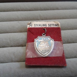 Pingente vintage Connecticut "Sterling Setting" com imagem de navio esmaltado azul e branco no cartão original
