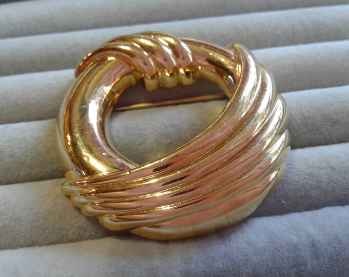 Simple and Bold Goldtone Wreath Brooch