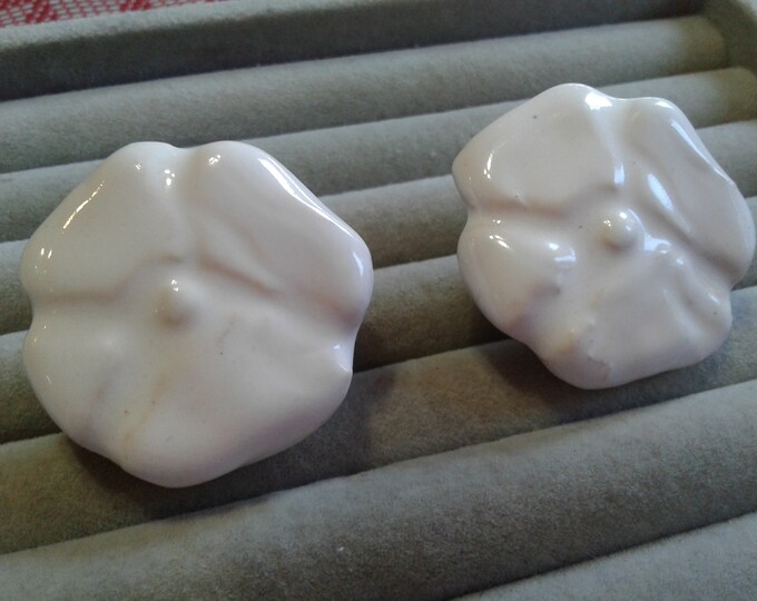 Le Comptoir/Comptoir Kit White Ceramic Floral Clip On Earrings, Paper Label, Made in France