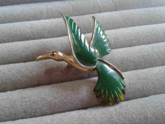 Gerrys Goldtone Hummingbird with Green Enamel Pai… - image 1