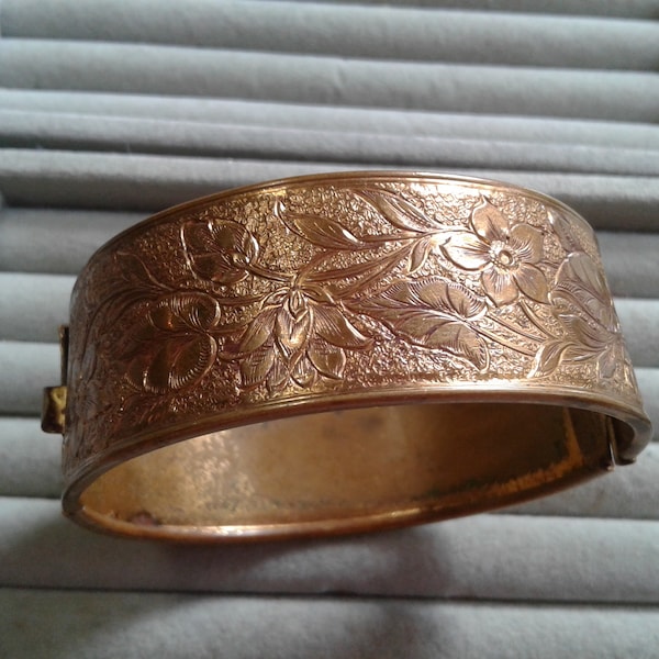Bracelet manchette doré à motif damassé floral, articulé