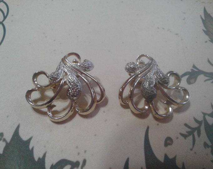 Sarah Coventry 1961 "Frosted Feathers" Duotone Scalloped Clip On Earrings