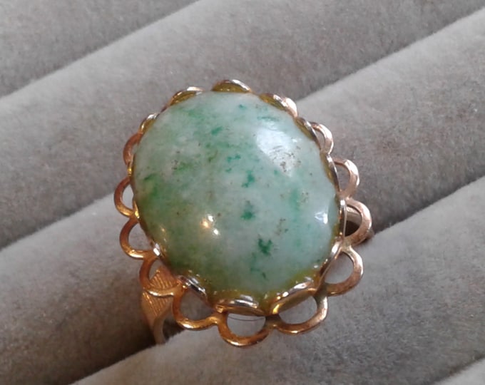 Green Dyed Stone Oval Cabochon Cocktail Ring with Filigree Border and Ribbed Band