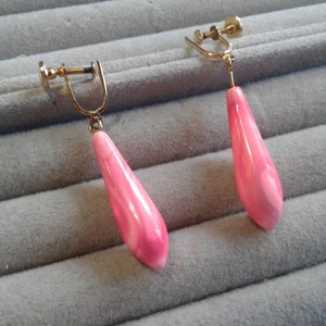 Mod Day Glo felroze plastic bungelclip op oorbellen