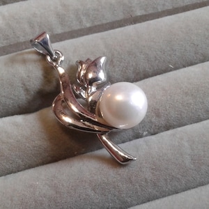 18KGP White Gold Plated Floral Pendant with Button Pearl, Marked