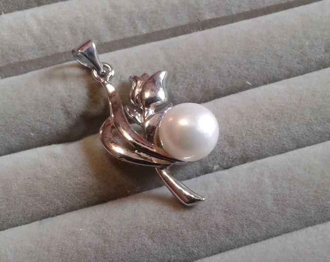 18KGP White Gold Plated Floral Pendant with Button Pearl, Marked