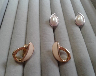 Small Paisley or Comma Shaped Clip On Earrings. Goldtone with Ivory Enamel OR Silvertone with Faux Pearl