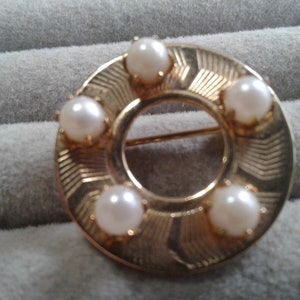 Very Small Cultured Pearl and Goldtone Metal Midcentury Brooch