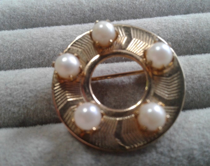 Very Small Cultured Pearl and Goldtone Metal Midcentury Brooch