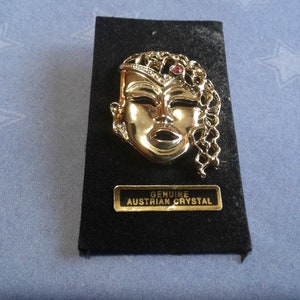 Spilla per maschera di carnevale color oro Deadstock con pochette sul retro e autentico cristallo austriaco su scheda display originale