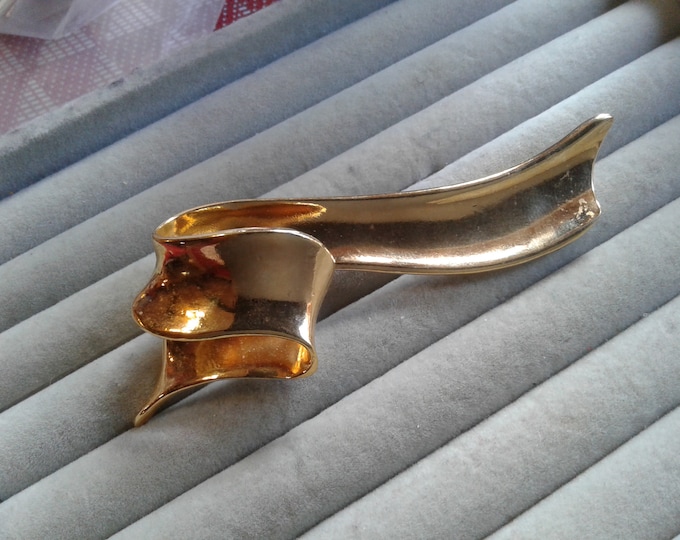Avon Goldtone Ribbon or Banner Brooch, Signed