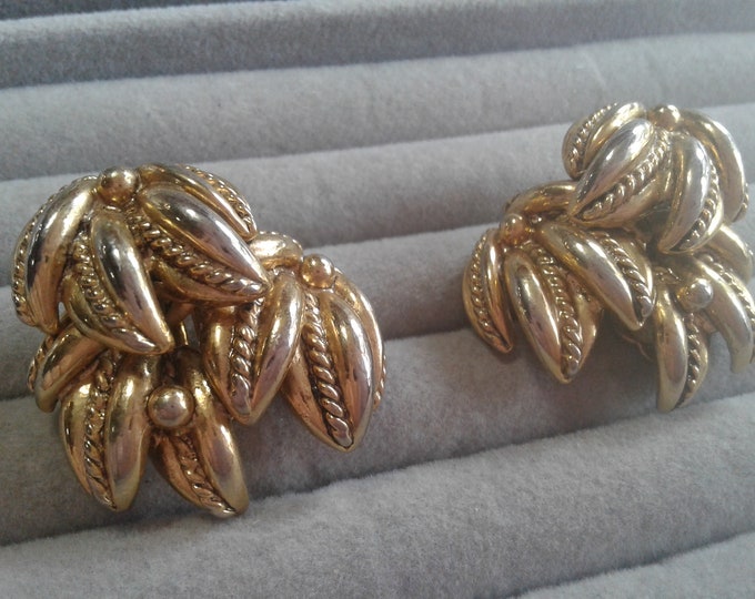 Large Goldtone Leaf Blossom Rope Cluster Clip On Earrings