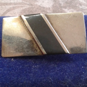 Kleine door kunstenaars gemaakte geometrische staafbroche van sterlingzilver en onyx, gemerkt sterling