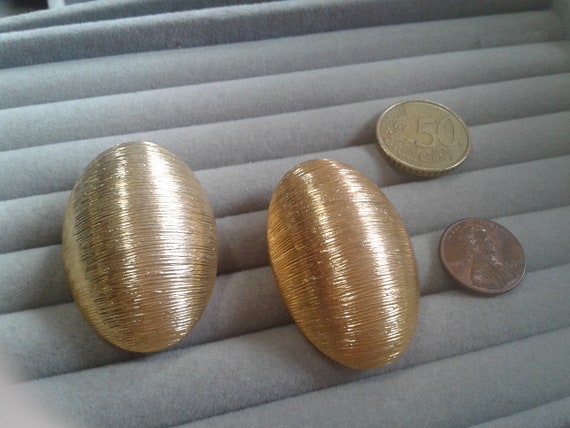 Oversized textured oval gold tone clip on earrings - image 3