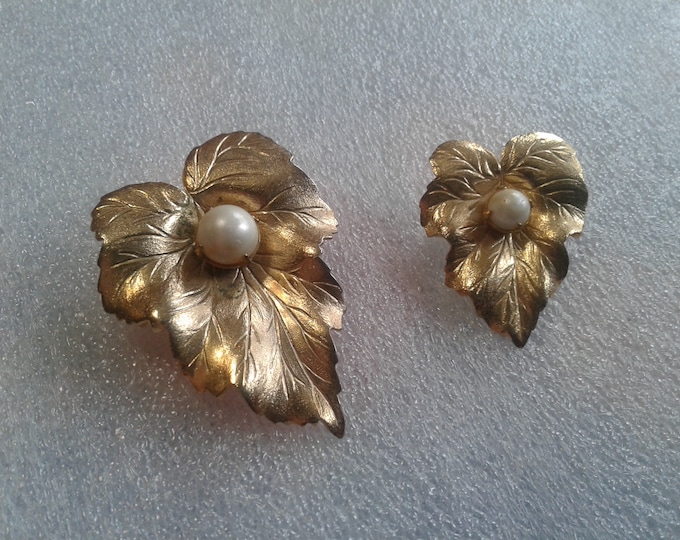 Sarah Coventry 1959 "Chit Chat" Pair of Goldtone Leaf and Faux Pearl Brooches