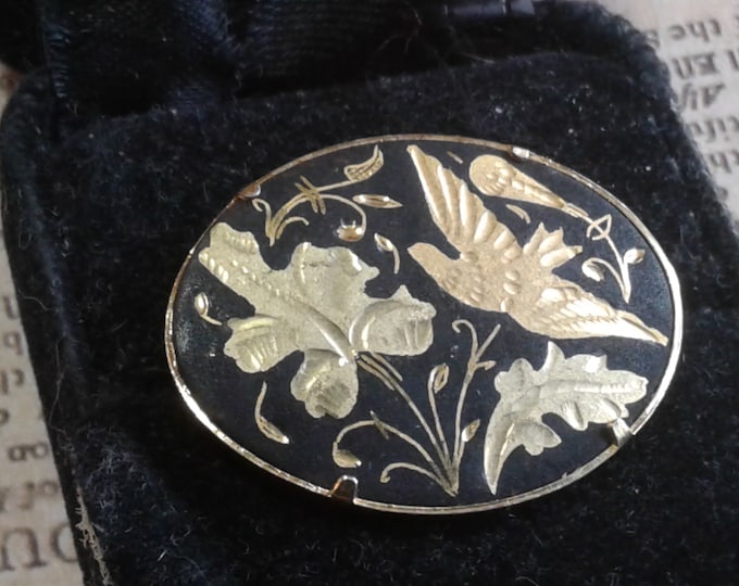 Small Oval Damascene Brooch with Birds and Leaves, Likely Spanish, Trombone Clasp
