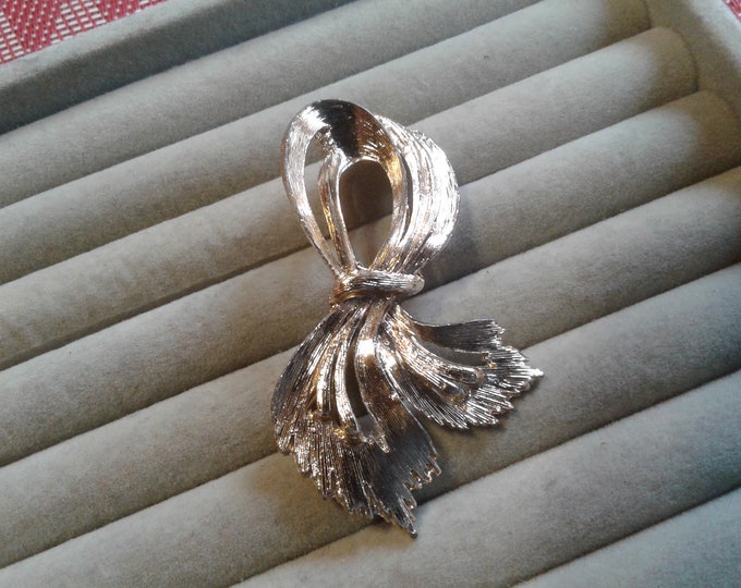 Midlcentury Loooped Bow Spray Brooch with Ribbed Texture in Pale Goldtone