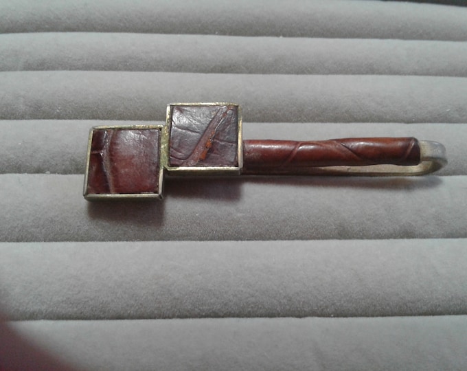 de CARA Vintage Art Deco Alligator Embossed Leather Geometric Tie Clip