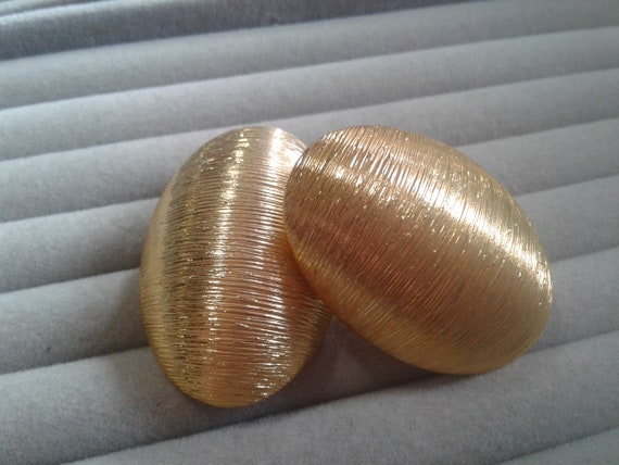 Oversized textured oval gold tone clip on earrings - image 2