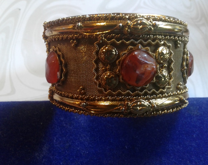 Dramatic Goldtone and Agate Clamper Bangle