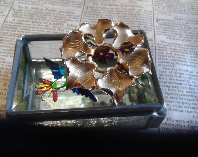 Midcentury Bright and Satin Finished Goldtone Leaf Circle Brooch, Marked Pat Pend.