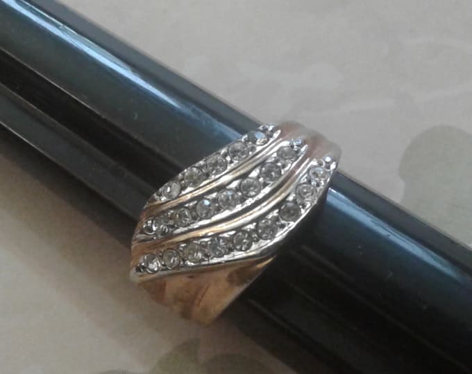 Gems Taiwan 18K GE Vintage Rhinestone and Goldtone Fluted Design Ring, Size 6
