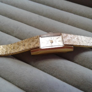 Vintage Royal Geneva Ladies Watch: 10K RGP, 17 Jewels, Swiss Made