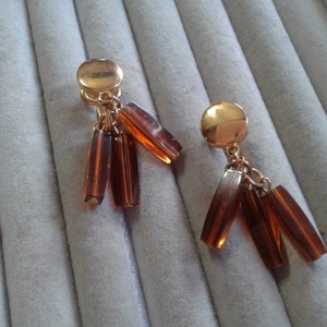 Pendientes Crown Trifari Goldtone y clip de cuentas de coñac colgantes, firmados