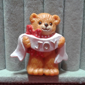 Enesco 1982 Lucy Rigg Joy Bear Weihnachtsanstecker, signiert und datiert