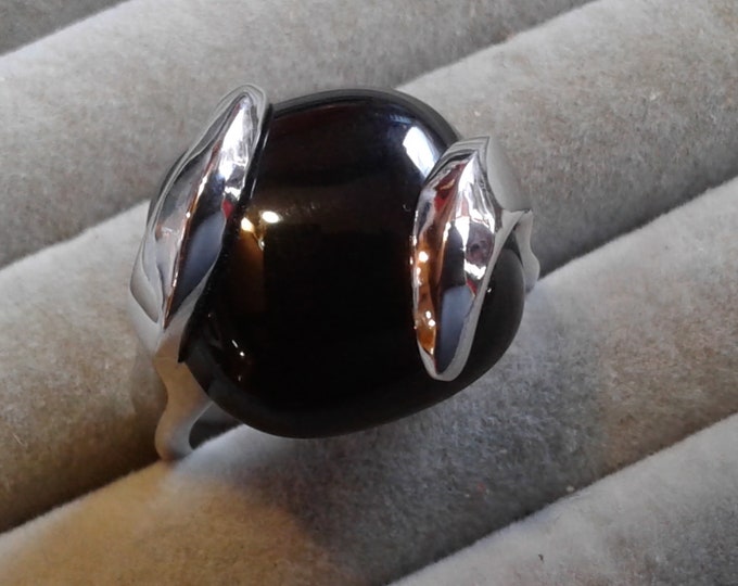 Silvertone and Black Glass Cushion Wrap Minimalist Ring, Size 9