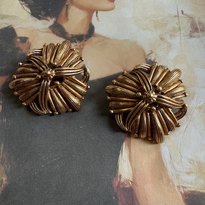 Pendientes de clip extragrandes con diseño floral de tres pétalos en tono dorado antiguo de Oscar de la Renta, firmados