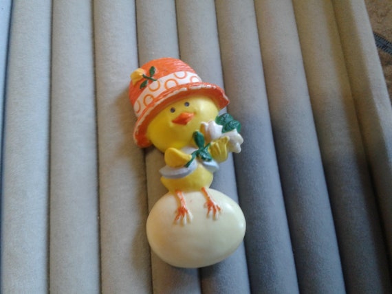 Hallmark 1975 Chick in Hat on Egg Pin, Signed and… - image 3