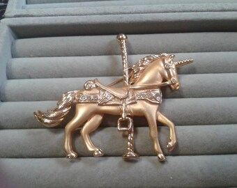 マットなゴールドトーンとラインストーンのユニコーン カルーセル ホース ブローチ