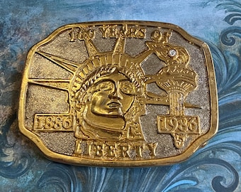 Fivela de cinto comemorativa do centenário da Estátua da Liberdade, de 1986, com pequeno diamante.