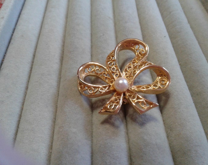 Goldtone Midcentury Filigree Bow Brooch with a Single Cultured Akoya Pearl