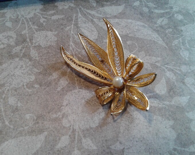 Elegant Midcentury Goldtone Wire Filigree Brooch with Cultured Pearl