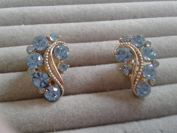 Lisner Pale Blue Rhinestone and Goldtone Swirl Cl… - image 1